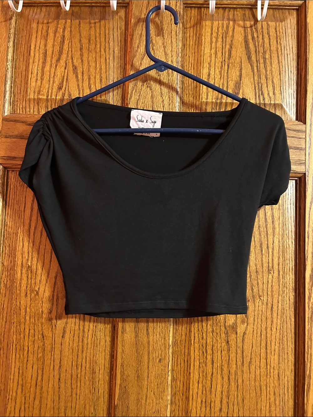 Sadie & Sage Black Scoop-Neck Cropped Tee